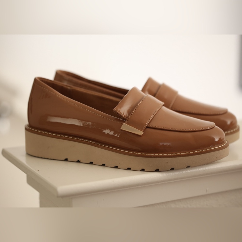 NWOT Naturalizer Women Glossy Brown Loafers size 6.5W Adiline Loafer